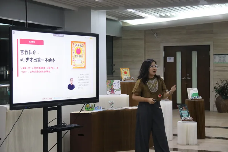 领读人结合屏幕上的作者介绍讲解吉竹伸介与共读绘本