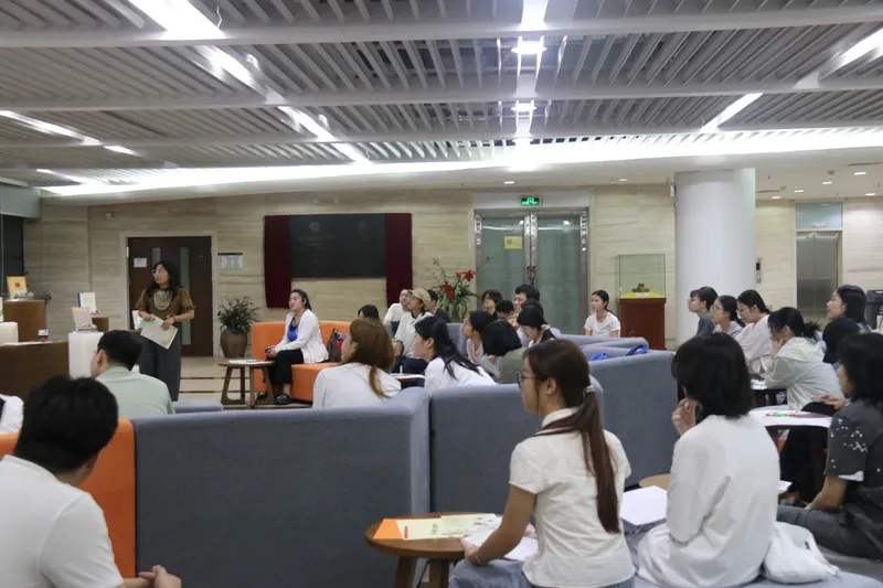 参与者围坐在图书馆阅读空间中倾听共读讲解
