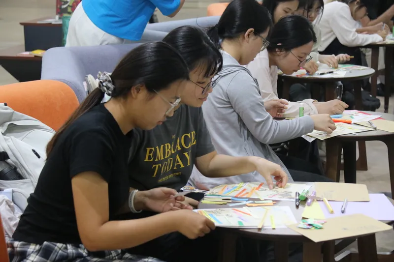 参与者用彩纸、文字和绘画制作自己的一页绘本